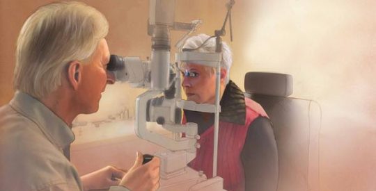 Paciente realizando exame de glaucoma em lâmpada de fenda