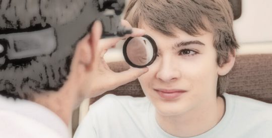Exame oftalmológico de retina em paciente jovem
